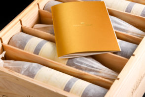 Caisse en bois avec bouteilles de vin