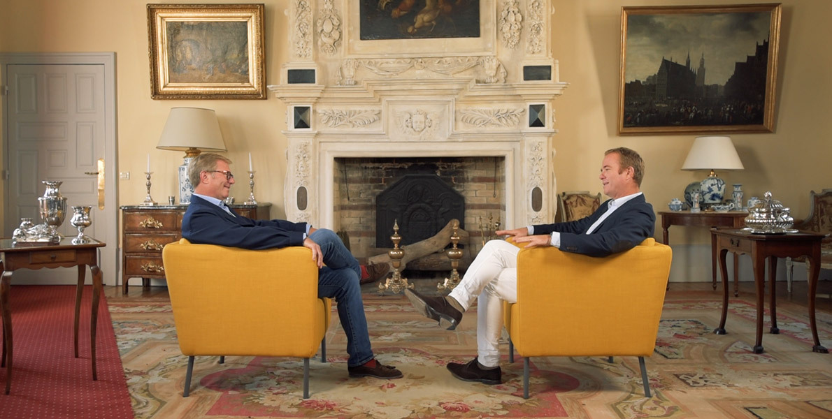 Aymar Cruse, directeur export USA et Emmanuel Cruse, co-propriétaire et Directeur Général de Château d’Issan dans une pièce élégante du Château d'Issan