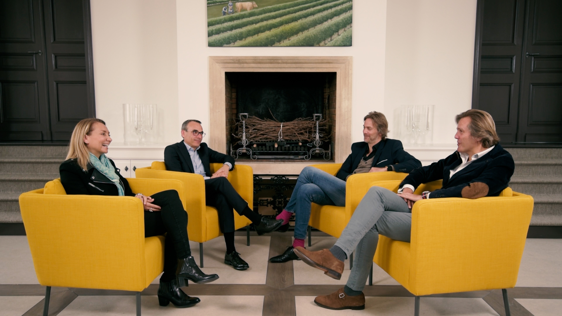 Anne-Françoise Quié, Jean-Philippe Quié, Anthony Moses et Sébastien Moses discutant dans un salon élégant