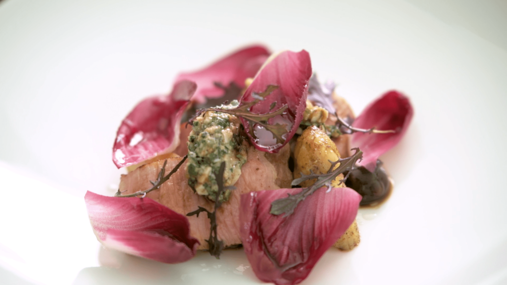 A recommended food pairing for Château Calon Ségur 2016, by chef Arthur Leprevost: minced veal and white asparagus with sauce gribiche, accompanied by a confit prune in red wine.